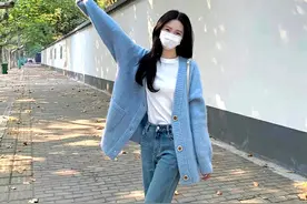 中年女人开春就该这么穿：针织衫+牛仔裤，时尚减龄有气质图片