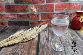 是不是纯粮酒，一看酒标便知，如有这2行数字，多贵也不是纯粮酒图片