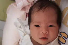 一个宝宝，若是发育好，3月龄会有5个表现图片