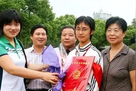 当初背母上大学的刘霆，29岁时变性成女人，后来过得怎样？图片