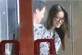 成也干爹，败也干爹！刘亦菲和陈金飞聚餐被拍，疯狂撒娇捂嘴笑图片