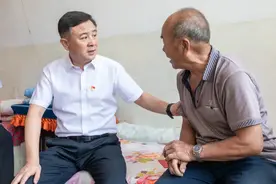 襄垣县：段联刚“七一”前夕走访慰问生活困难党员图片