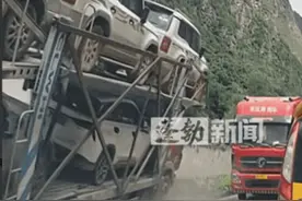 突发!四川康定半挂车下坡侧翻。10几辆丰田霸道砸地。现场惨烈!图片