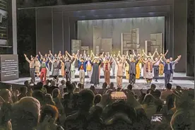 【深圳特区报】深圳原创舞剧《咏春》英国首演观众纷纷站立鼓掌 演员多次谢幕图片