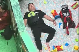 搞笑！奶爸游乐场带娃深睡不醒引网友热议，评论区笑麻了！图片