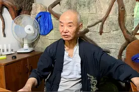 16年前，大爷在家挖出鱼泉，靠卖鱼年入30万，现在怎样了？图片