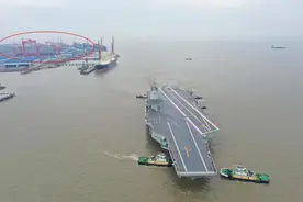 央视镜头“泄露天机”，福建舰出海当天，003身后藏着又一艘巨舰图片