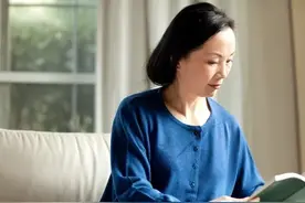 她58岁，当保姆挣8000，儿媳知道后让她每月补贴5000，她笑着拒绝图片