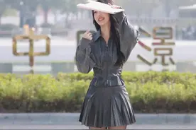 李菲儿新综艺路透，束腰短裙套装加黑丝袜，37岁身材依然有少女感图片
