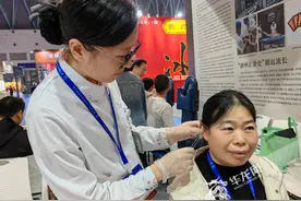 正骨、按摩、针灸 市民在博览会现场感受中医药魅力图片