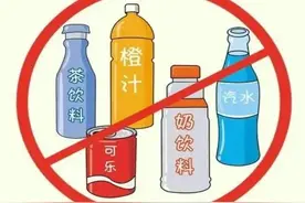 聪明人饮水有门道：很少喝两种水，更偏爱喝另一种图片