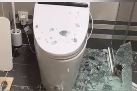 妈妈，你救救我！16岁女孩洗澡时浴屏爆裂呼救，浑身扎满玻璃碴子图片