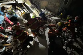 缅甸地震｜特区救援队曼德勒灾区通宵搜救，动用爆破工具在瓦砾堆中开路图片