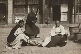 怪不得皇后让皇上把容嬷嬷直接赐死，古代打板子有多痛图片