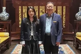 郭晶晶在凤临阁给长女庆生，她素颜端庄太有主母范，霍震霆也陪同图片