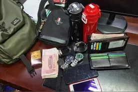 旅客装有现金手机名表的皮包遗忘在列车上，他们联手迅速找回图片