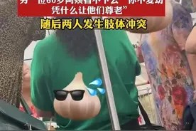 活该！大妈地铁抢座被教训打不过倒地撒泼，网友：女侠，弘扬正气图片