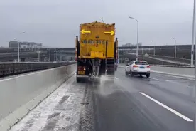 合肥高架桥梁打响新春除雪“第一战”图片