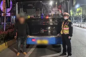 网友举报：大巴车竟在长江大桥掉头！武汉交警今晨最新回应图片