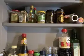 香港30岁独居青年，340万买18㎡双阳台小屋，生活太艰难了！图片