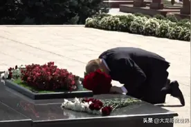 普京双膝下跪，还磕了头，画面传遍全世界，释放出不一般信号图片