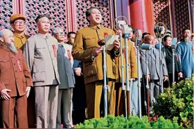 开国大典，她扶毛主席登上天安门，周总理叫住：你就站我旁边图片