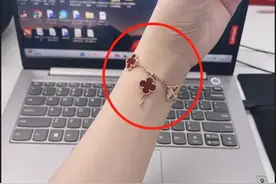 女子发视频称烤串店老板捡4万元手链不还，老板娘称捡到的是开瓶器并非手链，派出所称正调查取证图片