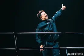 陈奕迅中暑晕倒致下巴受伤缝30多针，宣布6场重庆演唱会延至明年，此前因声带不适致杭州演唱会延期图片