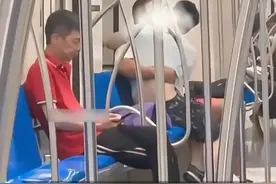 炸裂！上海地铁两男子做出不雅动作，现场视频曝光！评论区笑死图片