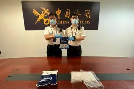 男子违规超量携带30千克白银颗粒入境，海关提醒：个人携带银制品超50克需申报图片
