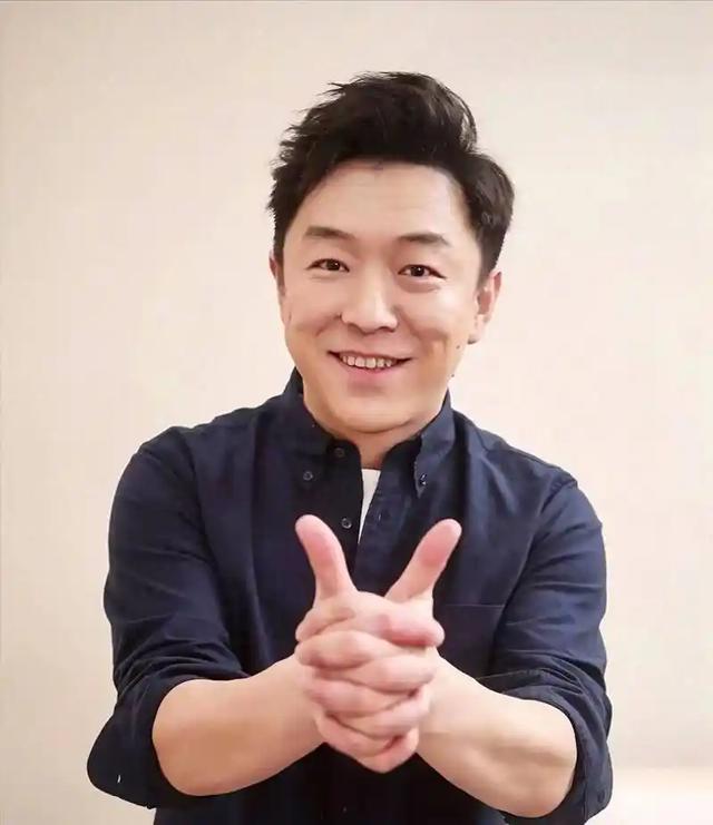黄渤半月两次骑车摔伤住院,52 岁影帝背后,是相伴 32 年的妻子小欧