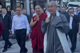 十一世班禅现身普陀山，参加佛教论坛，网友：大师坐什么车来的图片