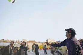 在巴基斯坦斗风筝迎春天图片