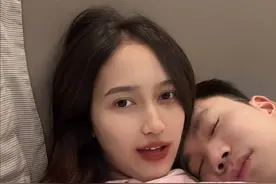 河南穷小伙到上海旅游，主动搭讪印尼女游客，5年后两人结婚了！图片