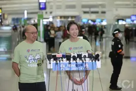 “微笑剑后”江旻憓履新首日，就往内地跑丨香港一日图片