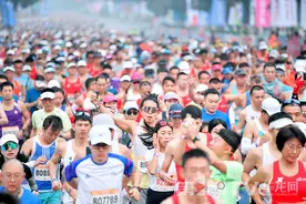 组图 | 35000名跑者齐聚山城！2025重庆马拉松点燃春日激情图片