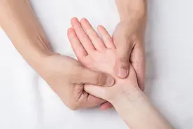 身上有4个“养胃穴”，经常按一按，胃不疼了，消化好了图片