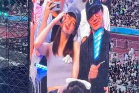 戚薇一家看薛之谦演唱会，李承铉用手擦凳子雨水，9岁女儿高瘦图片