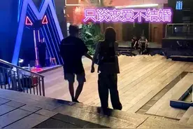 男友接夜场女友下班，两人刻意保持距离：“恋爱可以，但我不娶”图片