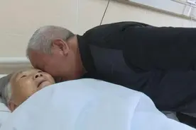2000年老两口凑7万送女留学，21年未见，临死才知女儿成德国教授图片