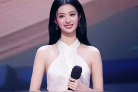 王楚然加盟央视综艺中秋晚会，一袭纯白挂脖长裙衬得肌肤白到发光图片