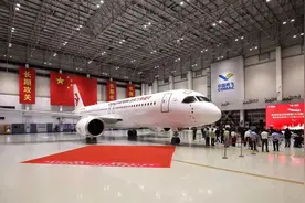 东航C919商业运营一周年 接收增订100架C919首架机图片