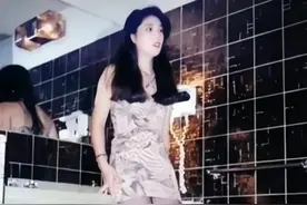 舞女的心酸 90年代在歌舞厅内 拍照的一瞬间 露出了惊讶无措的神情图片