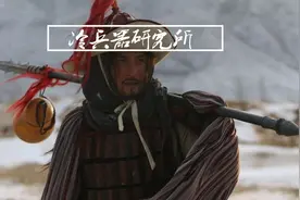 《水浒》里，林冲有枪矛为何还用其他兵器？这里面有混江湖的诀窍图片