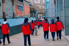 家长接娃放学却认不出穿校服的孩子。孩子：我换个马甲就不认识？图片