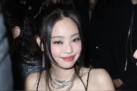 jennie 亮相巴黎 女人味十足图片