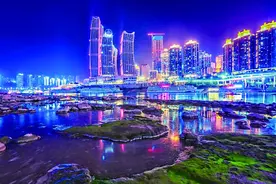 灯光砌的墙、灯光垒的山，光辉灿烂、水天一色 两百多年前，重庆夜景啥模样？图片