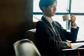 他35岁，年入500000，大伯生病被送到养老院，他接大伯回家照顾图片