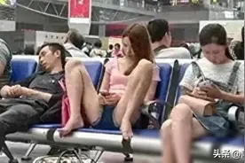 女子高铁举止惹争议，乘客围观热议：尴尬至极！图片