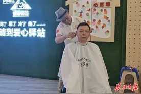 市劳模免费为环卫工人理发图片